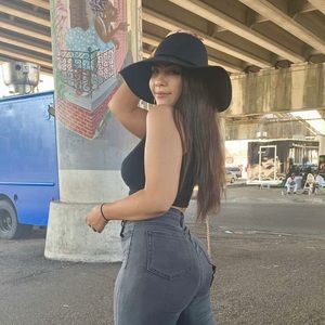 Meet your Posher, Kayla